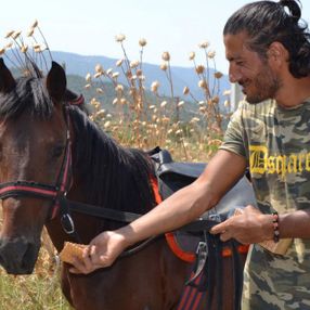 Doğa ve hayvan haklarına dikkat çekmek için atı ile yürüyor