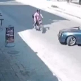 Adana'da hatalı dönüş yapan otomobile motosiklet çarptı