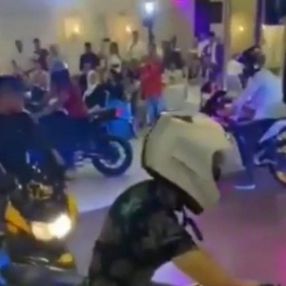 Hatay'da düğün salonuna motosikletleriyle girdiler