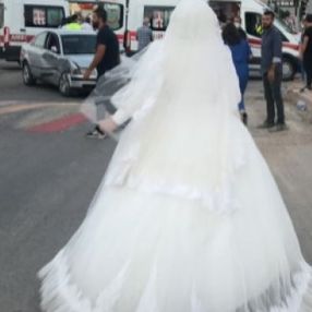 Elazığ'da düğüne giderken teyzesinin kaza yaptığını gören gelin, ambulansa koştu