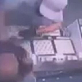 Kocaeli'de kuyumcunun yüzüne taşla vurup, altınları çalan zanlı tutuklandı