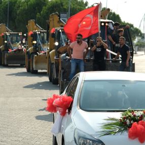 Manisa’da 11 kepçelik düğün konvoyu