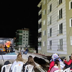 Çorum'da karantinaya giren müzisyen, balkonunda konser verdi