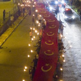 Ahlat’ta 'Fener Alayı': 150 metrelik bayrakla yürüdüler