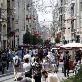 İstiklal Caddesi'nde insanlar, maskesiz ve mesafesiz dolaştı
