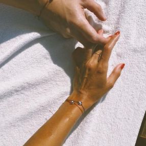 Hande Erçel ile Kerem Bürsin'den el ele tatil pozu