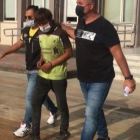 Aydın'da uyuşturucudan tutuklanan şahıs, gazetecilere ayakkabısını fırlattı