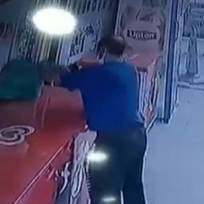 Küçükçekmece'de market sahibinin parasını alıp kaçan hırsız kamerada