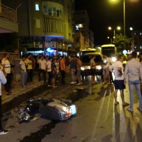 Antalya'da bir minibüs caddede olan insanları metrelerce sürükledi