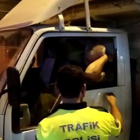 Bursa'da polisten kaçan alkollü sürücü, uyurken yakalandı