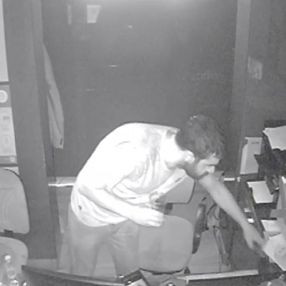 Taksim'de hırsızların rahatlığı: Otelden telefon ve para çalıp, kaçtılar