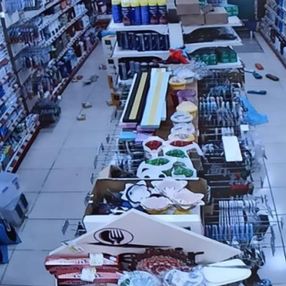 Kütahya'daki depremin şiddeti, Afyonkarahisar'da bir marketin güvenlik kamerasında