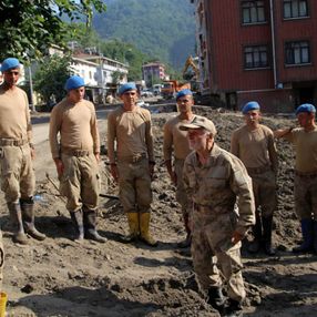 Bozkurtlu Coşkun Dede, sel bölgesinde yardım eden askerlere moral veriyor