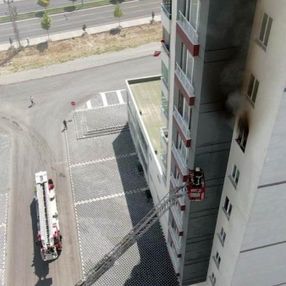 Kayseri'de bir şahıs, yaktığı evini oturarak seyretti