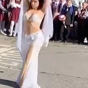 Rusya'da bir öğretmen, dansöz kıyafeti giyip göbek attı
