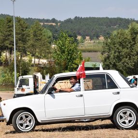 İzmirli Nurettin Amca, ilk otomobili Hacı Murat'ı 46 yıldır saklıyor