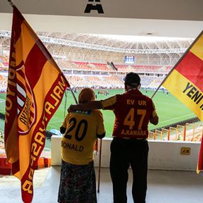 Yeni Malatyaspor'un Maço Baba'sı ve Fatma Ninesi yeniden tribünlerde