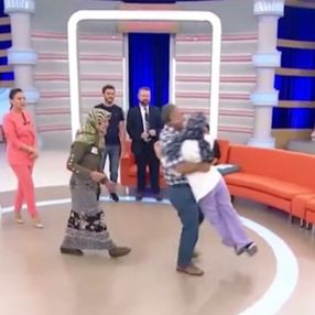 Öfkeli baba evden kaçan kızına canlı yayında saldırdı
