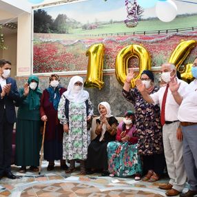 Kahramanmaraş'ta 104 yaşındaki nineye sürpriz doğum günü düzenlendi