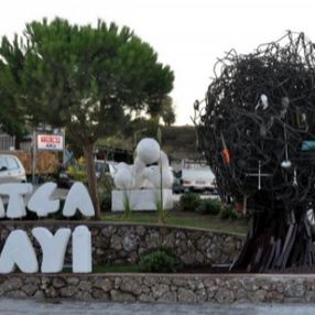 CHP'li Datça Belediyesi'nin Sanayi Ağacı heykelinin açılışı, kimse gelmeyince ertelendi