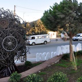 Datça’da sanayi girişine konulan heykel esnafı şaşırttı