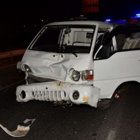 İzmir'de yakıtı biten kamtoneti ittikleri sırada tanker çarptı
