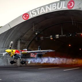 Dario Costa, İstanbul’daki tünellerden uçakla geçti, rekor kırdı