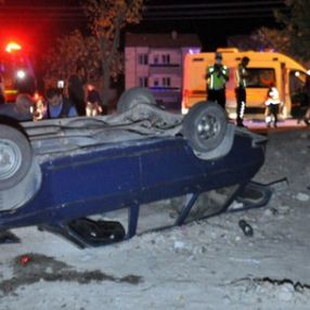 Karaman'da ehliyetsiz ve alkollü gencin sürdüğü araç takla attı: 2 yaralı