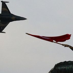 SOLOTÜRK ekibinden İzmir'de büyüleyen gösteri uçuşu