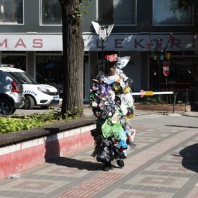 Bursa’da çöpler yollarda yürüdü