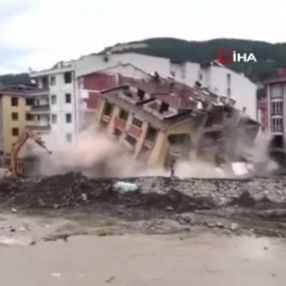 Kastamonu'da binaların yıkımı esnasında enkazdan son anda kaçtılar