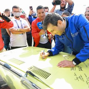 Selçuk Bayraktar, yarışmacı gençlerin çağrısına yanıt verdi