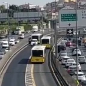 Halıcıoğlu’nda arızalanan metrobüs yolda kaldı