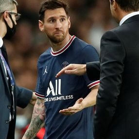 Oyundan alınan Lionel Messi hocasının elini sıkmadı