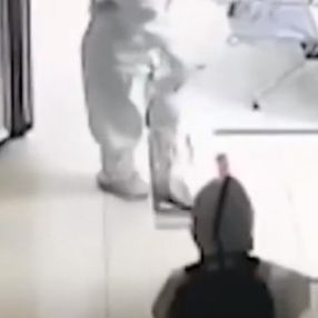 Çin'de tek başına karantinaya alınan çocuk