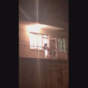 İzmir’de eşini 2 çocuğunun gözleri önünde darbetti