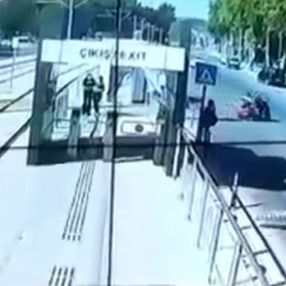 Antalya’da okul dönüşü 2 çocuk annesinin öldüğü kaza kamerada