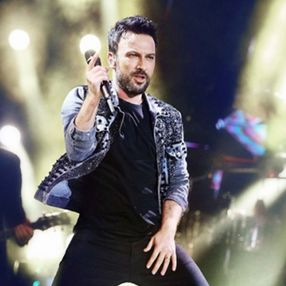 Konser isteyen hayranlarına Tarkan'dan şarkılı yanıt: Sabredin inci tanelerim