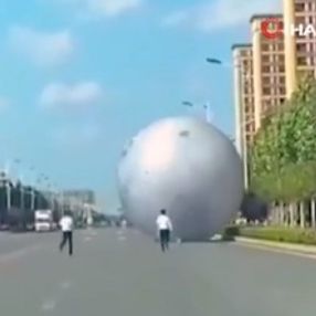 Çin’de kontrolden çıkan dev ay balonu otoyola girdi
