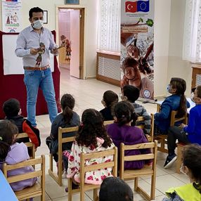 Kırşehir'de okul müdürü, koronavirüs önlemlerini Karagöz oyunu ile anlatıyor