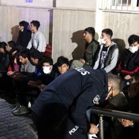 Aksaray'da minibüse bindirilen 24 kaçak göçmen Avcılar'da yakalandı
