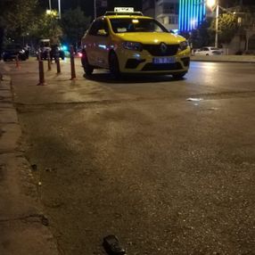 İzmir’de yarış yapan otomobilin çarptığı taksici ağır yaralandı