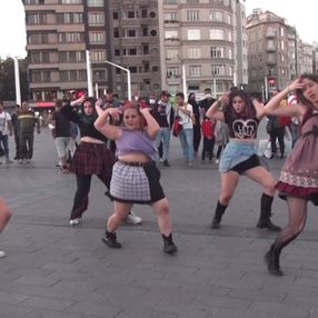 Taksim’de genç kızların ilgi gören dansı