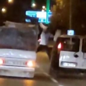 Gaziantep'te trafik magandaları, iki araç arasında yolculuk yaptı
