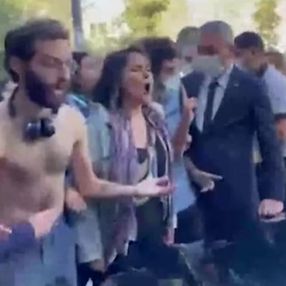 Boğaziçi'nde öğrenciler rektör Naci İnci'nin aracının üstüne çıktı