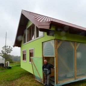 Bosna Hersek'te manzarayı beğenmeyen eşi için dönen ev yaptı