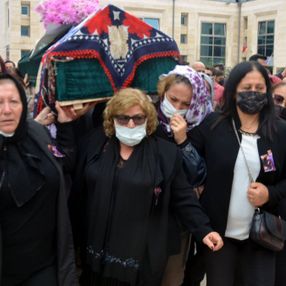 Avcılar'da öldürülen Esra Yıldız’ın tabutunu kadınlar taşıdı