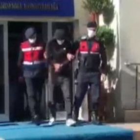 Sivas'ta 'Jandarmayız' diyen dolandırıcılar, otostop çekerken jandarmaya yakalandı