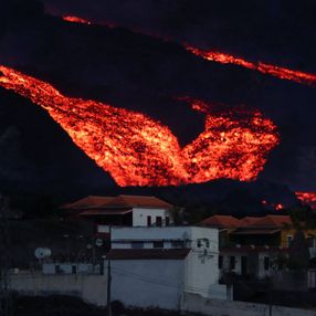 La Palma Adası'nda lavlar 1458 binayı yakıp yıktı