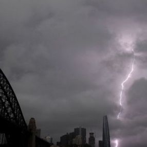 Sydney'de dolu fırtınası: AVM'nin tavanı çöktü